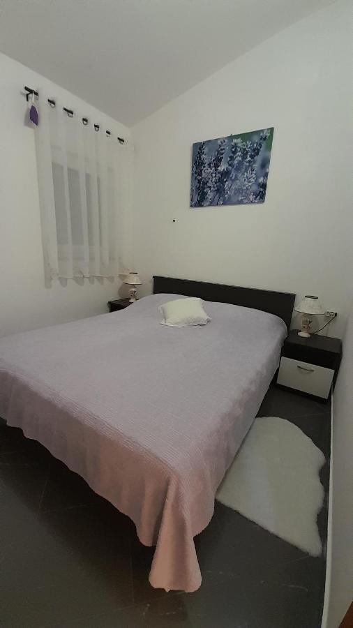 Apartmani Ivankovic Karlobag Exteriör bild
