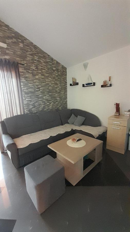 Apartmani Ivankovic Karlobag Exteriör bild