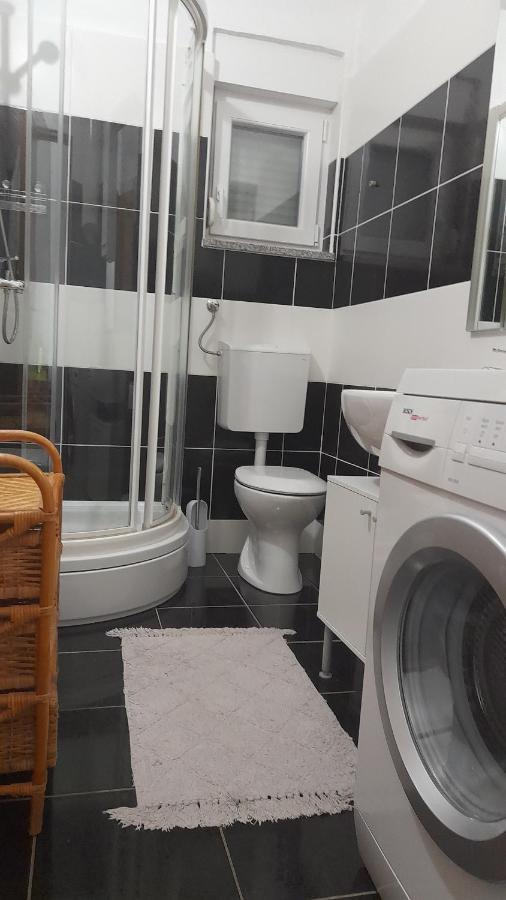 Apartmani Ivankovic Karlobag Exteriör bild