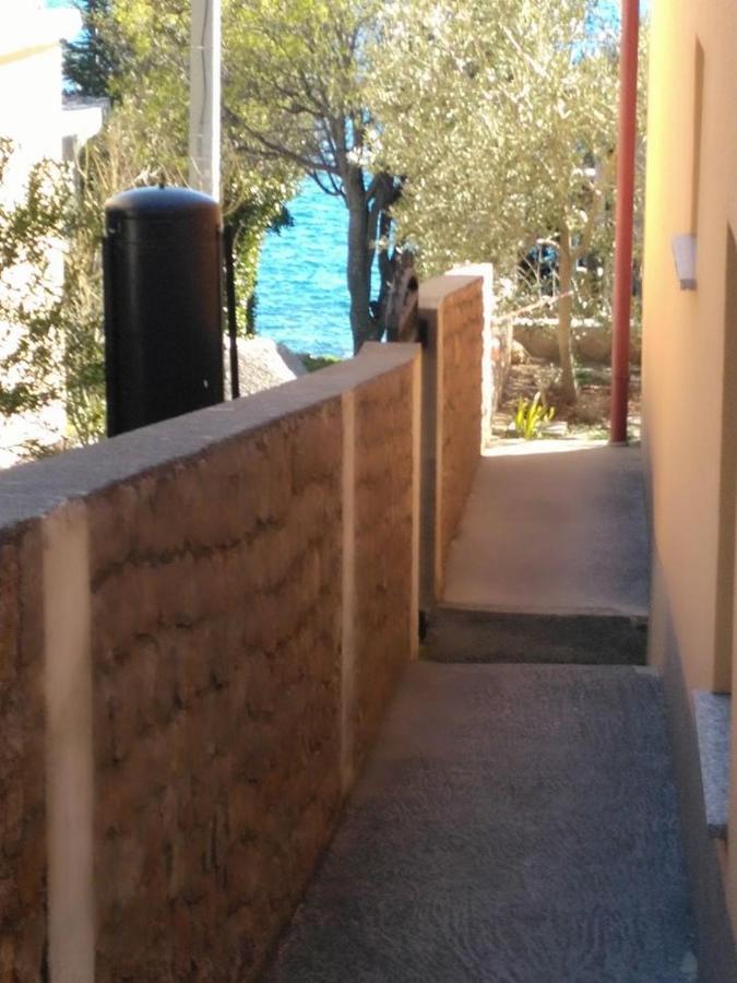 Apartmani Ivankovic Karlobag Exteriör bild